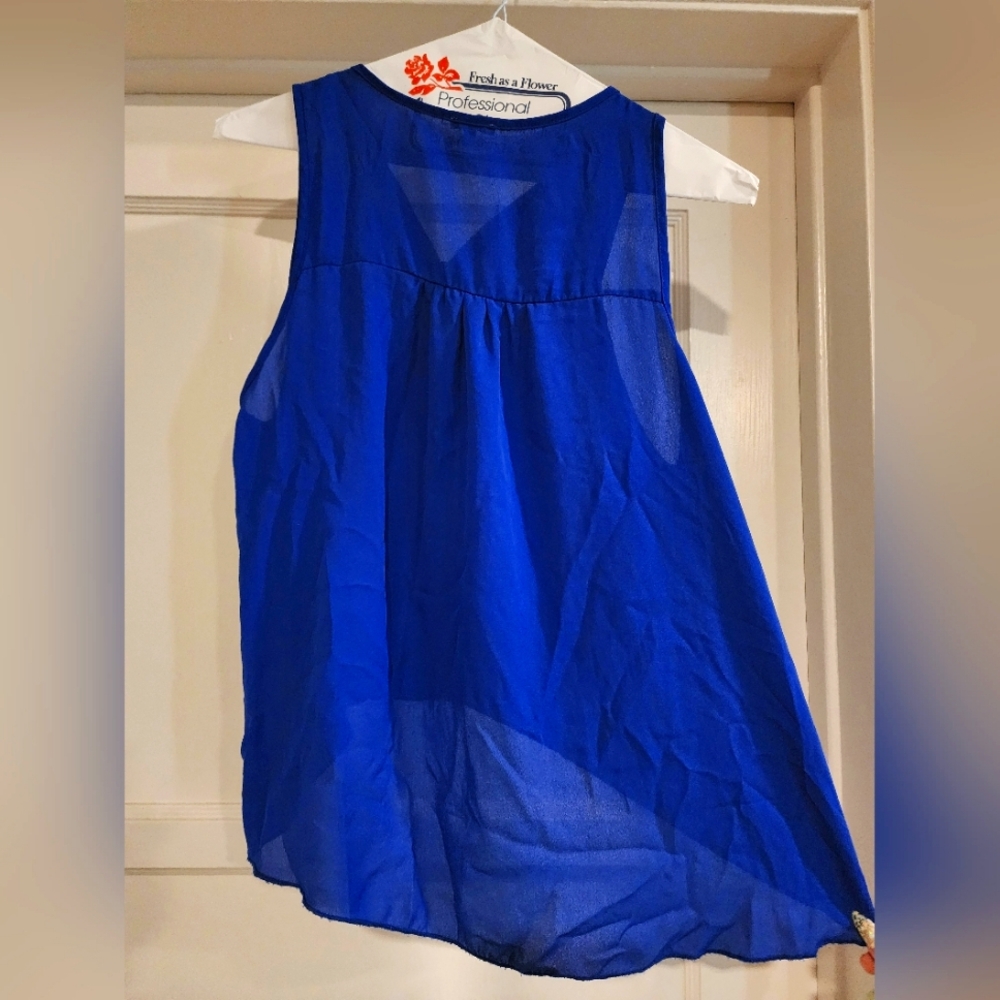 CHARLOTTE RUSSE Front-Crop Tank - Picture 2 of 3